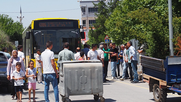 Malatyalılar Ayaklandı! Çöp Konteynerlarıyla Yolu Kapattılar....