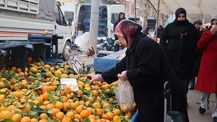 Malatyalılar Soğuk Havaya Rağmen Pazara Akın Ettiler! İşte Güncel Pazar Fiyatları….