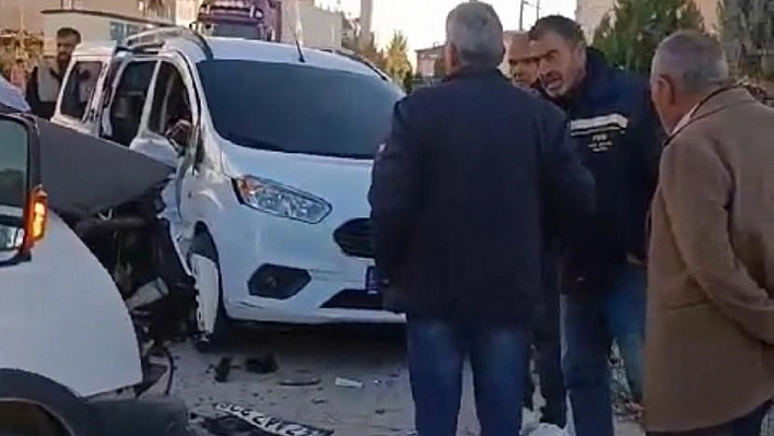 Mardin'de minibüs ile hafif ticari araç çarpıştı: 1 yaralı