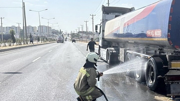 Yakıt yüklü tanker alev aldı