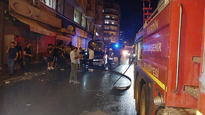Mardin'de yanan hafif ticari araç itfaiye ekiplerince söndürüldü