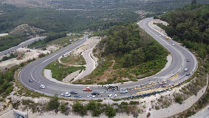 Mersin'de limon yüklü kamyon devrildi: 6 yaralı