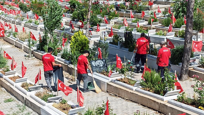 Mezarlıklar bayrama hazır