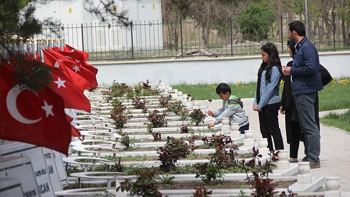 Mezarlıklar ziyaretçiyle doldu