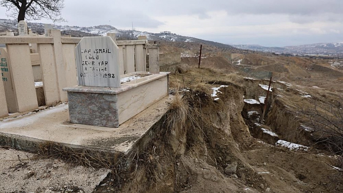 Mezarlıkta Heyelan Meydana Geldi