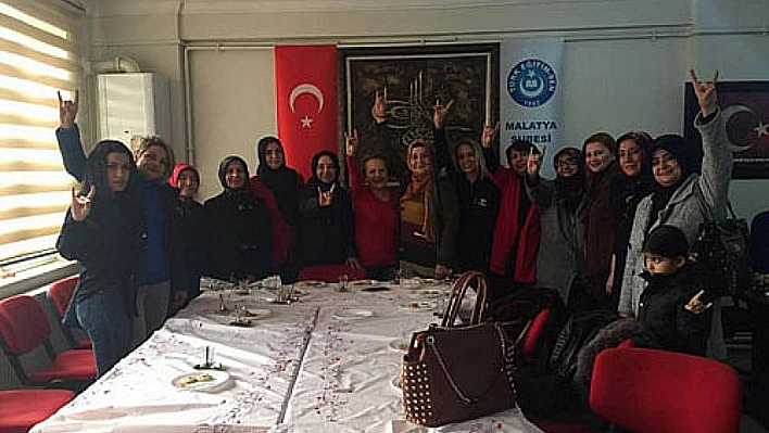 Karanfil dağıttılar