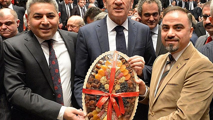 Bakana kayısı ikramı 
