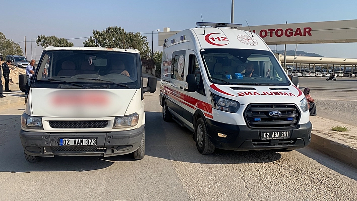 Minibüs ile otomobil çarpıştı: 1 yaralı