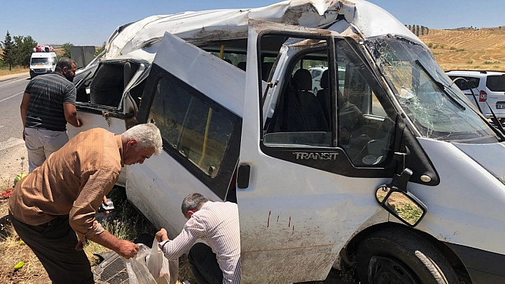 Minibüs takla attı: 1'i ağır 5 yaralı