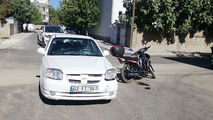 Motosiklet ile otomobil çarpıştı