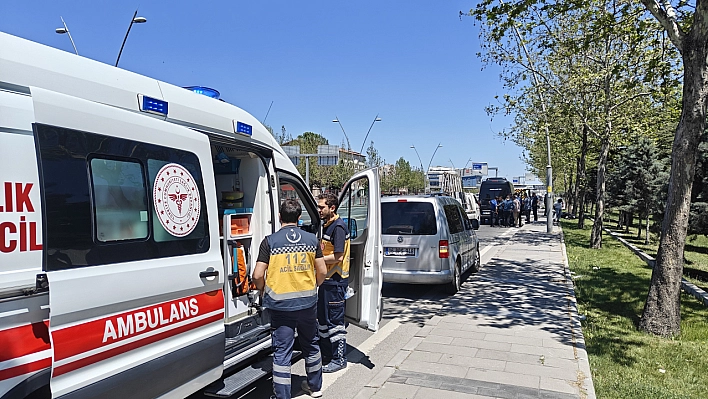 Motosiklet servise çarptı: 2 yaralı