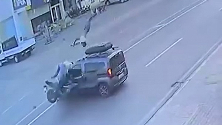 Motosiklet sürücüsü, havada üç takla attı