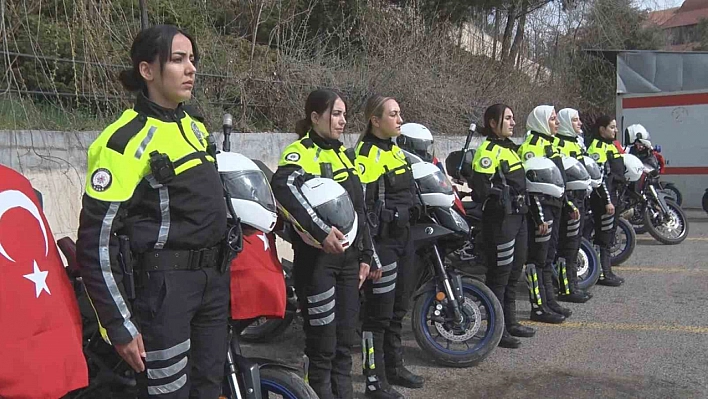 Motosikletli kadın polisler görevde
