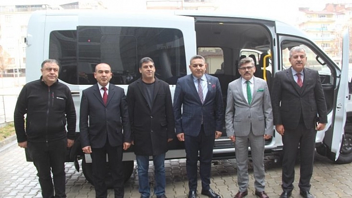 Emniyet'e minibüs bağışladı