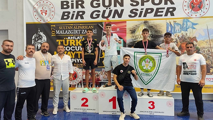 Muaythaide birinci olarak döndü