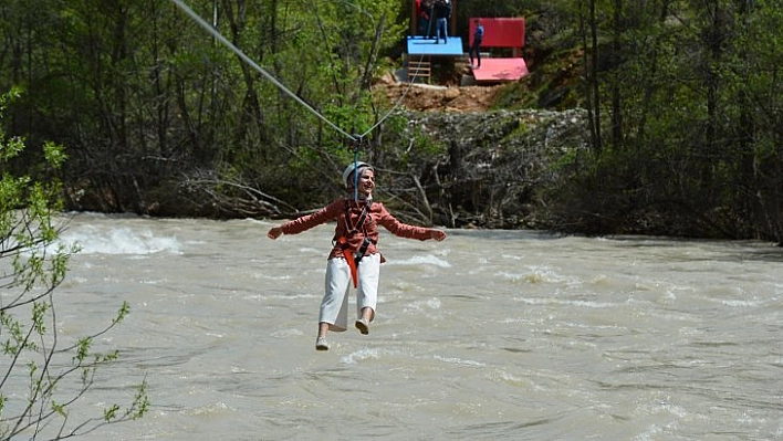 Munzur Çayı'nda 'zipline' keyfi