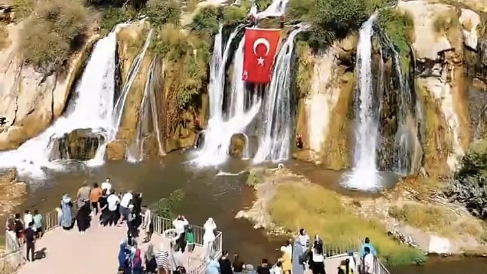 Muradiye Şelalesinde dev Türk bayrağı açıldı