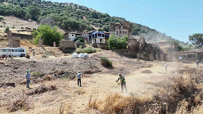 Nazilli Belediyesi'nden Arpaz Kalesi'nde temizlik çalışması