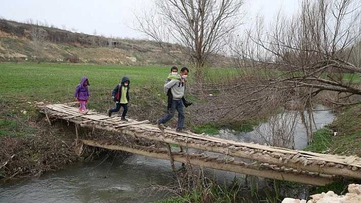 Oğlunu sırtında taşıyor