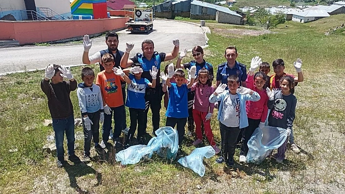 Öğrenciler polislerle çevreyi temizledi