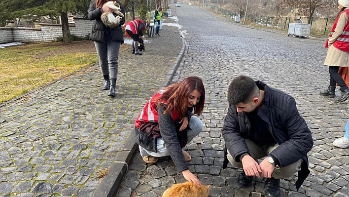 Öğrencilerden su ve mama desteği