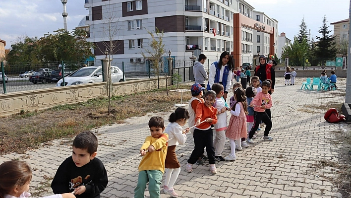 Öğrencilere palyaço sürprizi