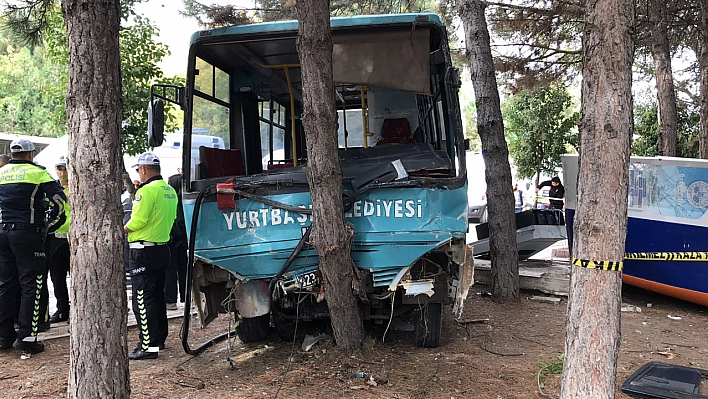 Öğrencileri taşıyan midibüsün freni patladı