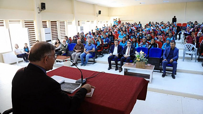 Vali Yılmaz öğrencilerle söyleşi yaptı