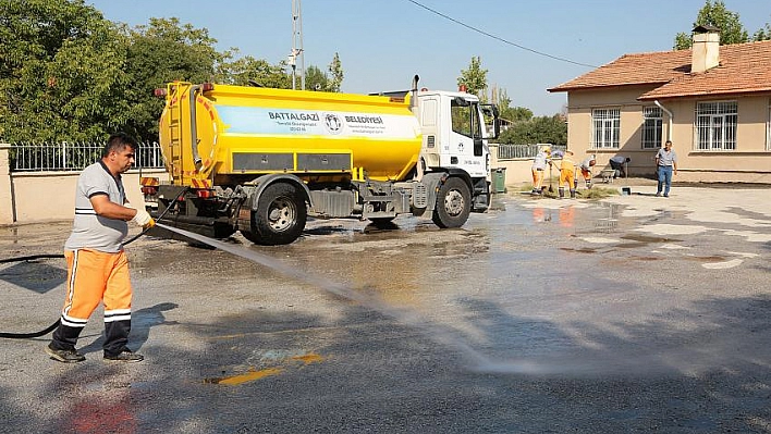 Okul bahçeleri temizlendi