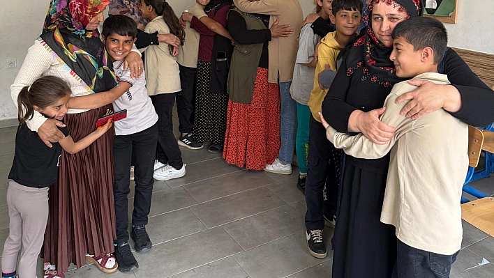 Okulda Anneler Günü etkinliği: Anneler, çocuklarını seslerinden tanıdı