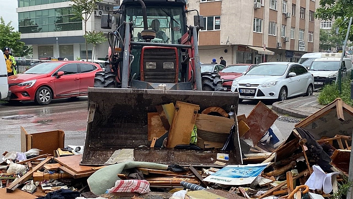 Ölen babasının eşyalarını sokağa attı