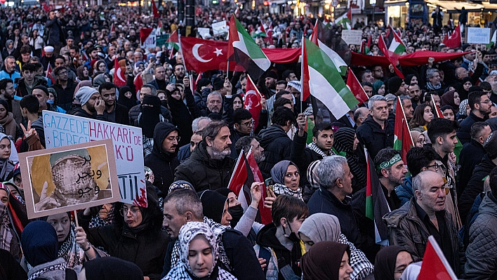 On binler Gazze için Galata'da