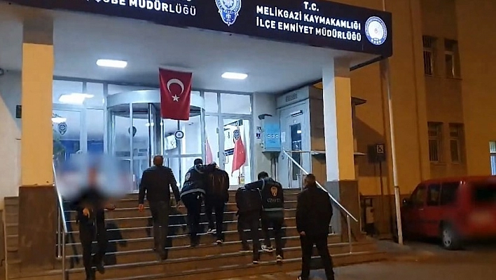 Önce kameraya sonra polise yakalandılar