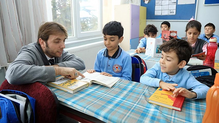Önce kitap okuyup sonra ders işliyorlar