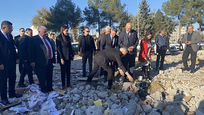 Otel enkazına karanfiller bıraktılar