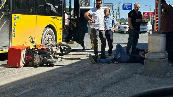 Otobüs Motosikletle Çarpıştı: Bir Yaralı!