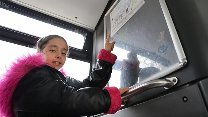 Otobüse asılan resim hem babayı hem yolcuları duygulandırdı