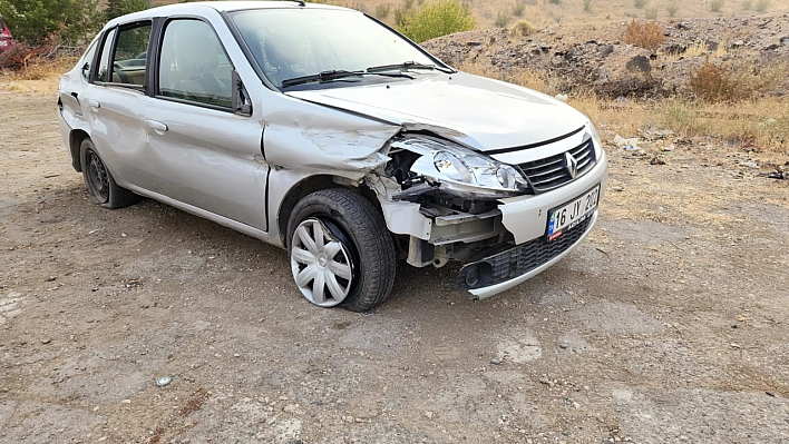 Adıyaman'da otomobil bariyerlere çarptı