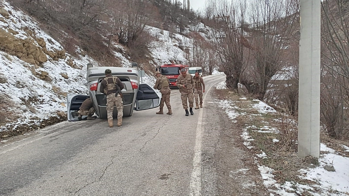 Otomobil buzlanan yolda takla attı