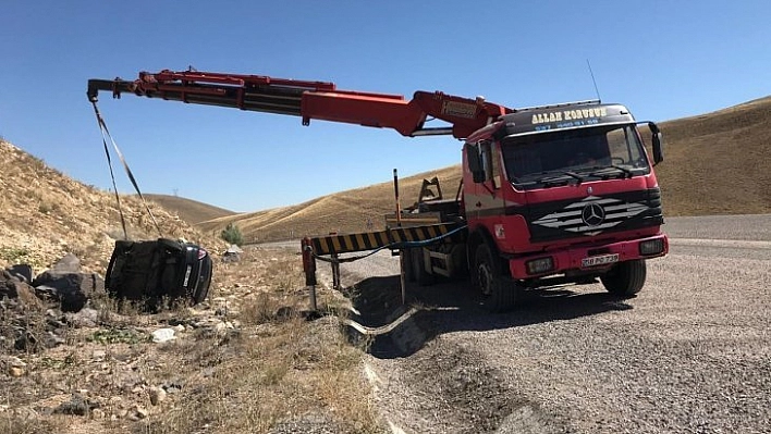 Otomobil devrildi 2 yaralı