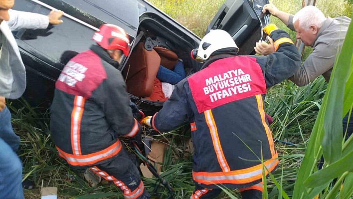 Elektrik direğine çarptı 1 ölü 4 yaralı