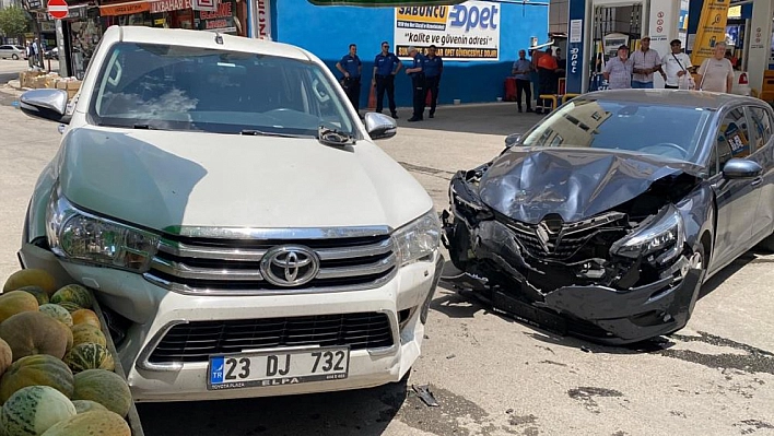 Otomobil ile arazi aracının çarpıştı