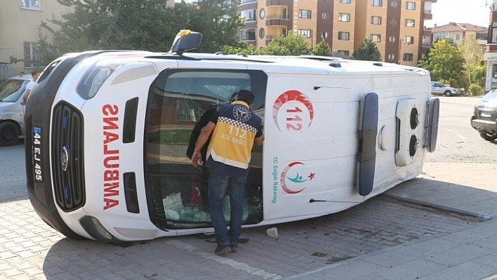 Ambulans yan yattı