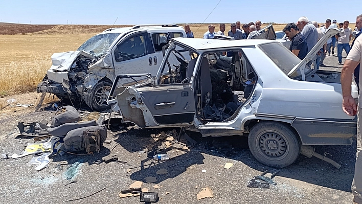 Otomobil ile hafif ticari araç çarpıştı: 4 ölü, 1 yaralı