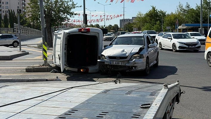 Otomobil ile hafif ticari araç çarpıştı: 1 yaralı
