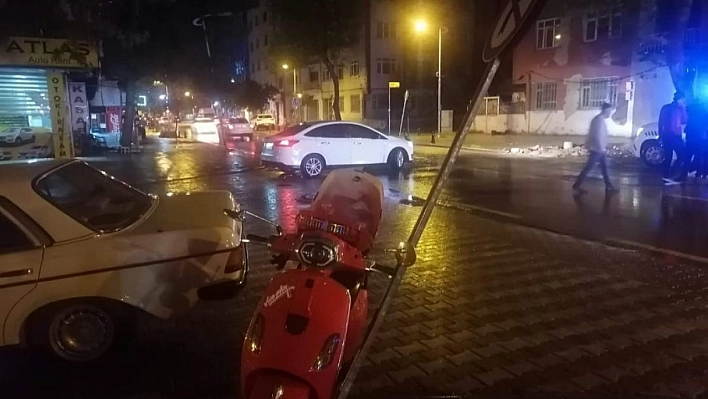 Otomobil ile motosiklet çarpıştı