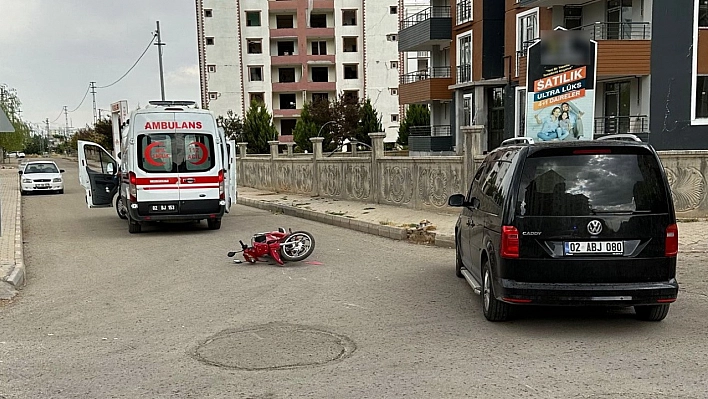 Otomobil ile motosiklet çarpıştı