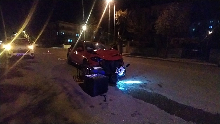 Otomobil ile motosiklet çarpıştı