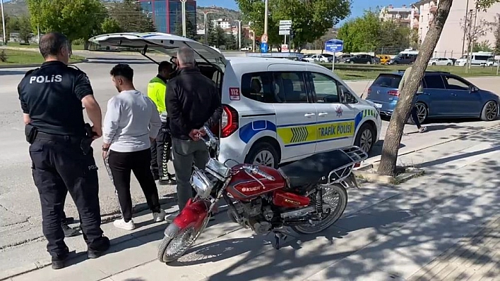 Otomobil ile motosiklet çarpıştı: 2 yaralı