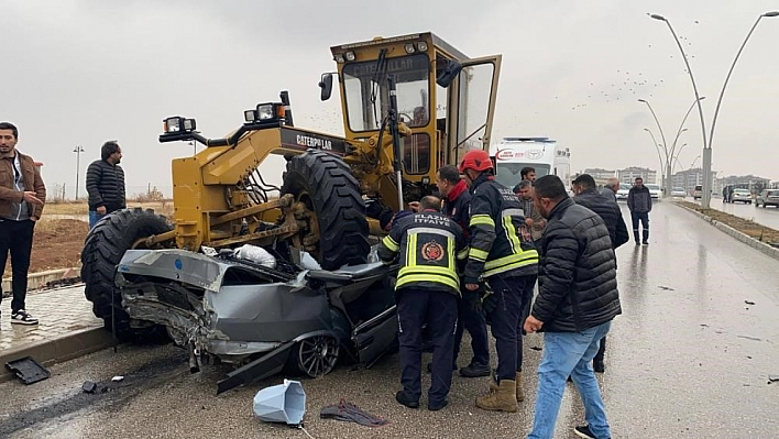 Otomobil iş makinesinin altına girdi